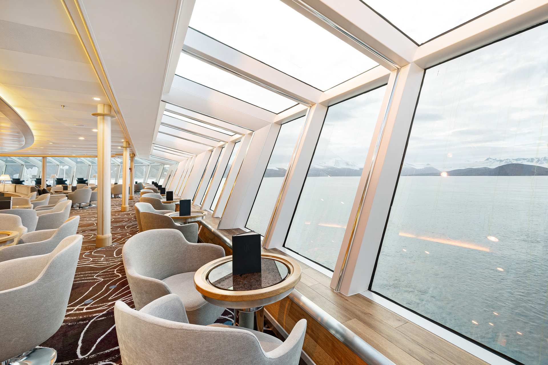 Panoramic Explorer Lounge
