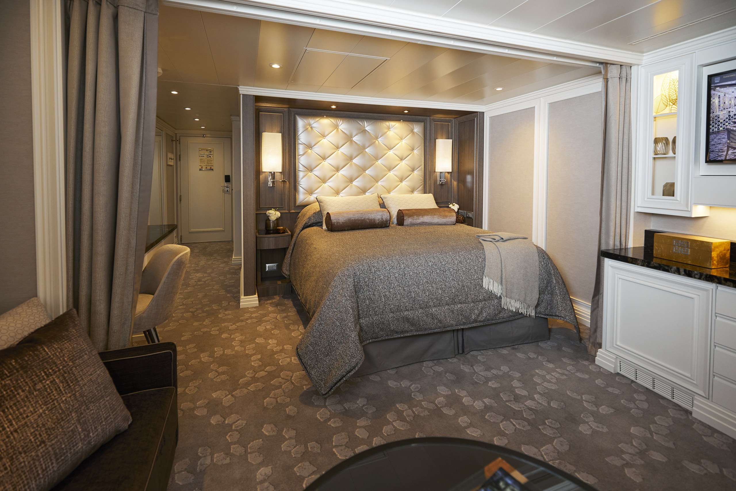 Deluxe Window Suite